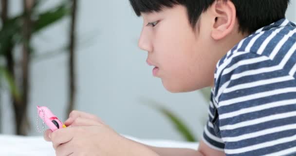 Freizeit Kinder Technik Internetkommunikation Und Menschen Konzept Asiatischer Lächelnder Junge — Stockvideo