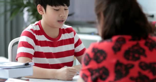 Mère Asiatique Sérieuse Avec Son Fils Faisant Ses Devoirs Dans — Video