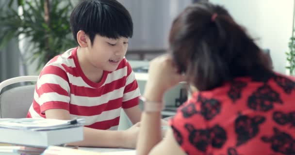 Mère Asiatique Sérieuse Avec Son Fils Faisant Ses Devoirs Dans — Video