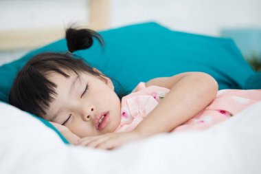 Yatakta uyuyan güzel kız