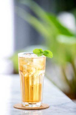 Buzlu çay nane ahşap coaster arka plan üzerinde bardak .