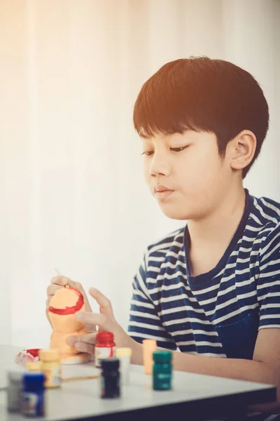 Retrato de um menino bonito brincando messily com tintas . — Fotografia de Stock