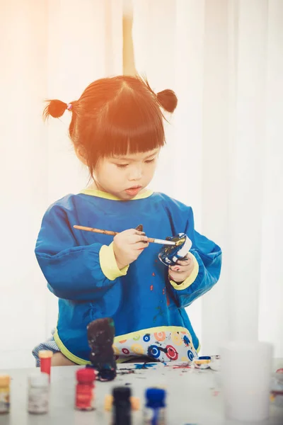 Retrato de uma menina bonita brincando messily com tintas . — Fotografia de Stock