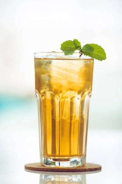 Glasses of iced tea mint on wooden coaster background . — Stock Photo, Image