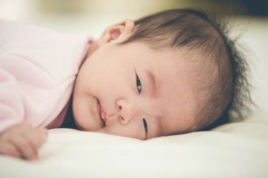 Bebek yatakta uyuyor. .