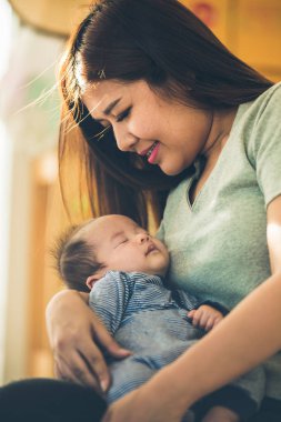Onun yeni doğan bebek evde tutan Asya babası olmakla gurur duyuyorum.