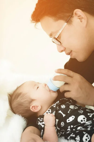 Stolt asiatiska far håller sin nyfödda baby hemma. — Stockfoto