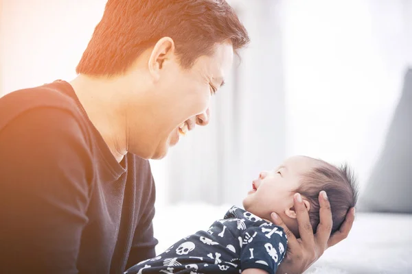彼の生まれたばかりの赤ちゃんを自宅開催アジアの誇りの父. — ストック写真