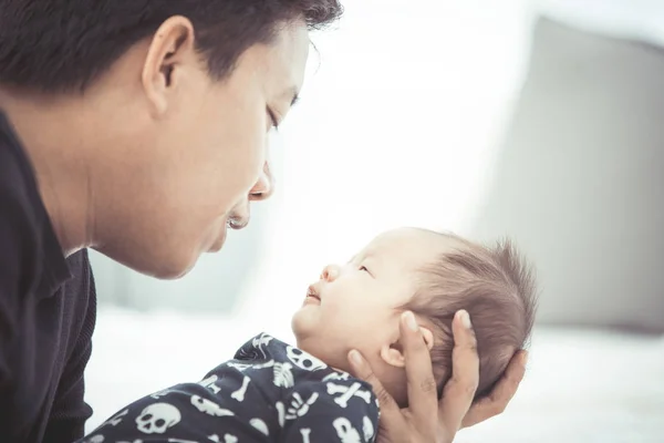 彼の生まれたばかりの赤ちゃんを自宅開催アジアの誇りの父. — ストック写真