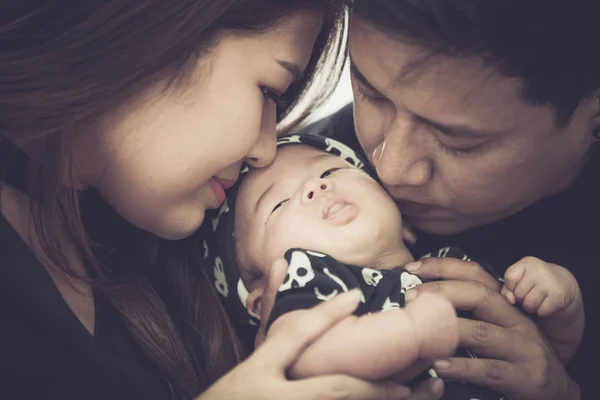 アジアの母と父の自宅の赤ちゃんと. — ストック写真