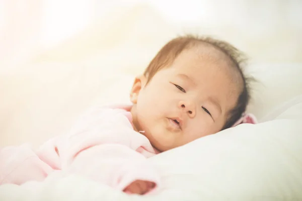 Bebê dormindo na cama e olhando câmera  , — Fotografia de Stock
