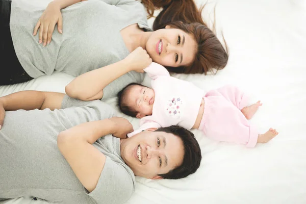 Asiatische Mutter und Vater zu Hause mit Baby. — Stockfoto