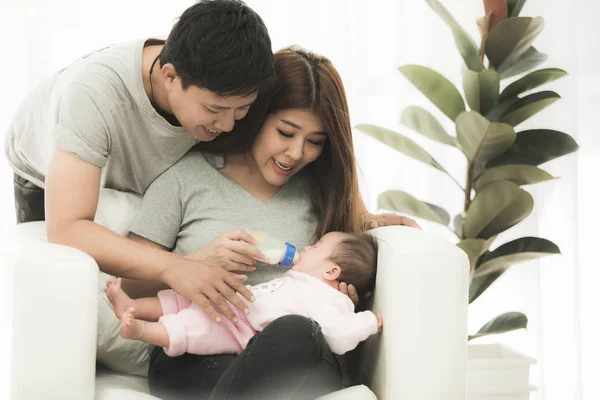 Mãe asiática e pai em casa com bebê . — Fotografia de Stock