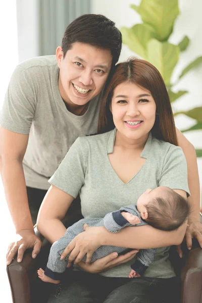 Asiatisk mor och far hemma med Baby. — Stockfoto