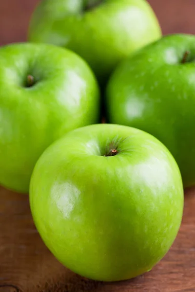 Zielone jabłko na stół z drewna. — Zdjęcie stockowe