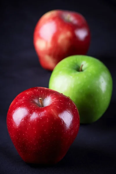 Grüner Apfel und roter Apfel. — Stockfoto