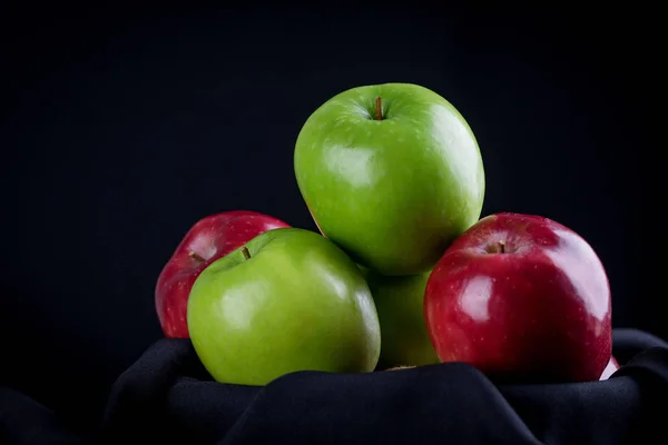 Pomme verte et pomme rouge . — Photo