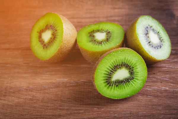 Fresh kiwi felie pe fundal de lemn . — Fotografie, imagine de stoc