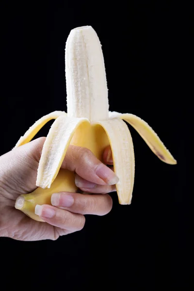 Plátano en mano sobre fondo negro — Foto de Stock