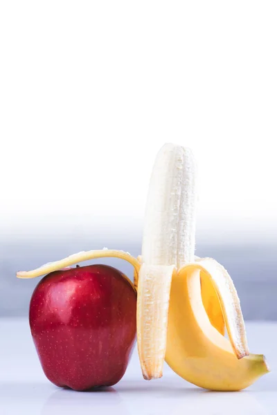 Plátano y manzana roja  . — Foto de Stock