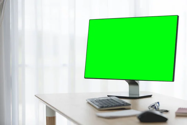 Achtergrond van de werkruimte met de desktop pc en kantoor accessoires . — Stockfoto