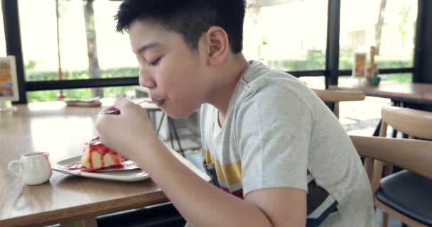 Boldog Ázsiai Gyermek Élvezze Együtt Eszik Süteményt — Stock videók