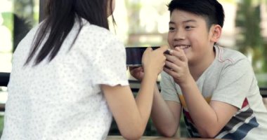 Mutlu aile anne ve oğlu mobil cep telefonuyla birlikte oyun oynarken.