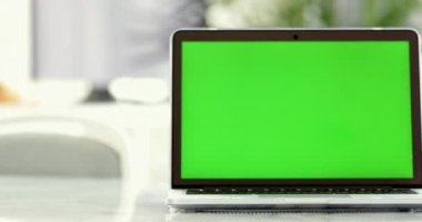 Belgili tanımlık Laptop yeşil ekran .
