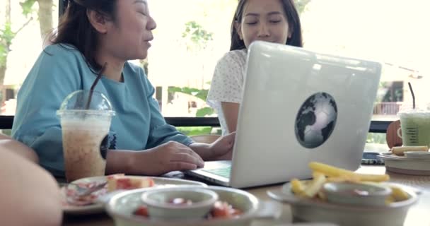 Asijská Rodina Matka Syn Sledování Smích Při Hledání Počítače Laptop — Stock video