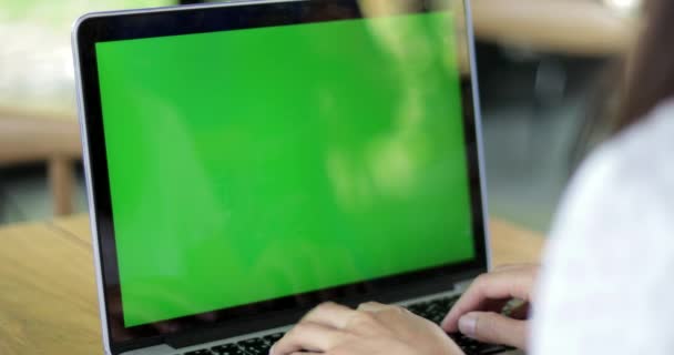 Ung Asiatisk Kvinna Använder Bärbar Dator Med Grön Skärm — Stockvideo
