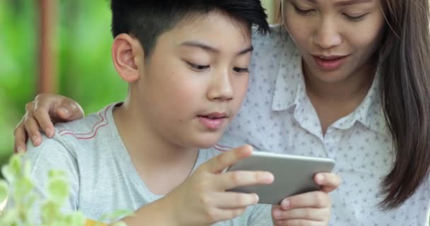 Feliz Familia Madre Hijo Jugando Juego Teléfono Celular Móvil Juntos — Vídeos de Stock