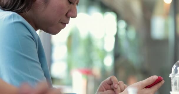 在咖啡馆使用智能手机的亚洲妇女快乐 — 图库视频影像