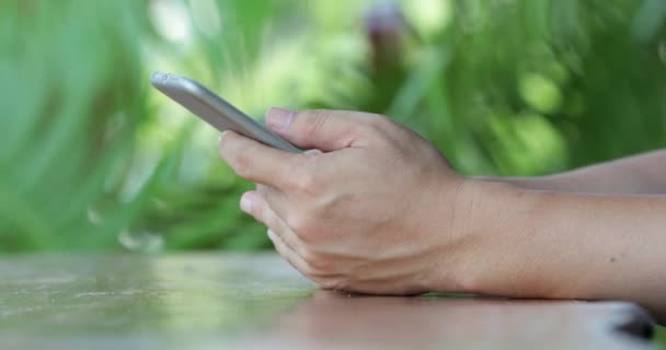 Gros plan de la main humaine en utilisant un téléphone intelligent .