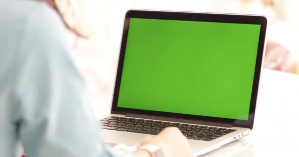 Giovane Donna Asiatica Utilizzando Computer Portatile Con Schermo Verde — Video Stock