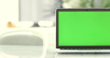 Belgili tanımlık Laptop yeşil ekran .