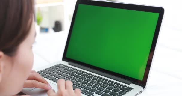緑色の画面でラップトップ コンピューターを使用して若いアジア女性 — ストック動画