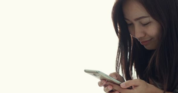 Jovem Mulher Asiática Usando Telefone Inteligente Cama — Vídeo de Stock