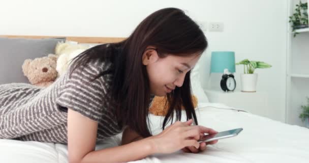 Jovem Mulher Asiática Usando Telefone Inteligente Cama — Vídeo de Stock