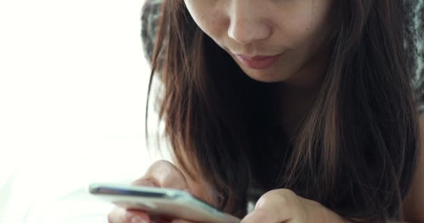 Jonge Aziatische Vrouw Met Behulp Van Slimme Telefoon Het Bed — Stockvideo