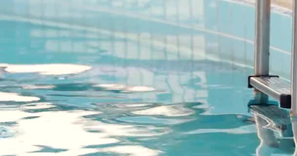 水のテーマパーク プールを一緒に遊んで楽しんで幸せなアジア女 — ストック動画