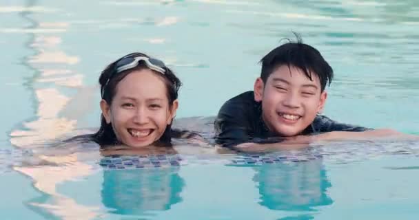 Feliz Asiático Família Aproveitando Jogar Juntos Piscina Água Parque Temático — Vídeo de Stock