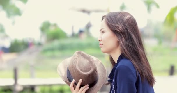 Unga Asiatiska Cowgirl Kvinna Porträtt Utomhus Vacker Naturlig Kvinna Ler — Stockvideo