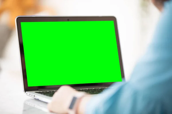 Kvinnan använder laptop med blank grön skärm. — Stockfoto