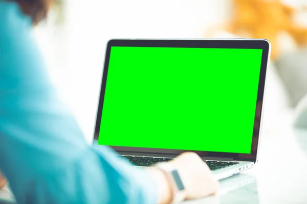 Mujer usando portátil con pantalla verde en blanco . —  Fotos de Stock