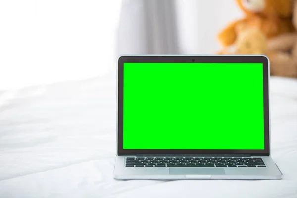 Mockup bild av laptop med blank grön skärm. — Stockfoto