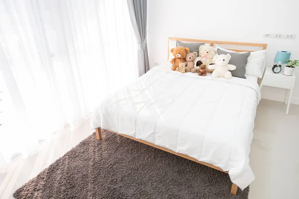 Пустой белый интерьер комнаты с кроватью , — стоковое фото