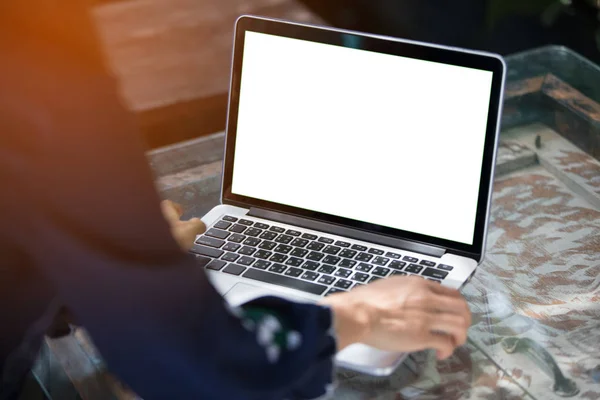 Kvinnan använder laptop med Tom vit skärm. — Stockfoto