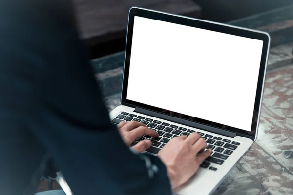 Kvinnan använder laptop med Tom vit skärm. — Stockfoto