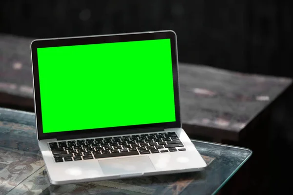 Mockup bild av laptop med blank grön skärm. — Stockfoto