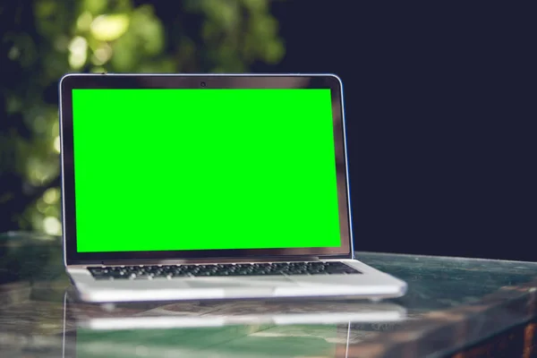 Imagen burlona de portátil con pantalla verde en blanco . —  Fotos de Stock